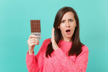 Örgü pembe kazaklı st gösteren ilgili şok genç kadın