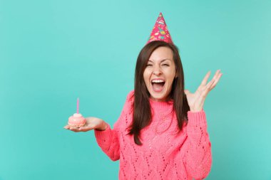 Örgü pembe kazaklı, doğum günü şapka holdi neşeli genç kadın