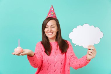 Pasta mum tutan doğum günü şapkalı güzel genç kadın, 