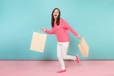 Beyaz örgü gül süveterli kadın portre holding multi pantolon