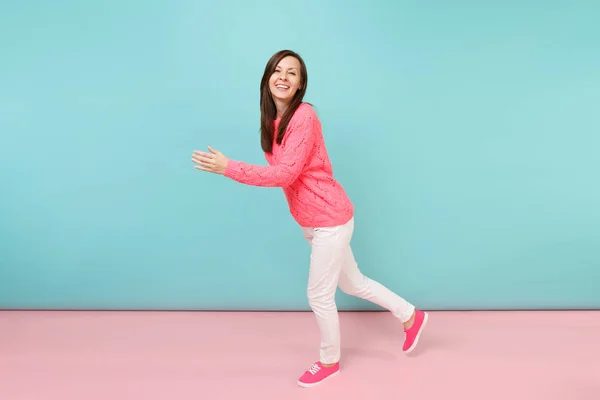 Ritratto a figura intera di giovane donna sorridente in swea rosa lavorato a maglia — Foto Stock