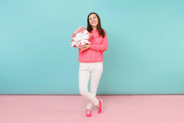 Ritratto a figura intera di donna in maglione rosa lavorato a maglia, padella bianca — Foto Stock