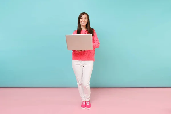 Portrait complet de femme en pull rose tricoté, poêle blanche — Photo