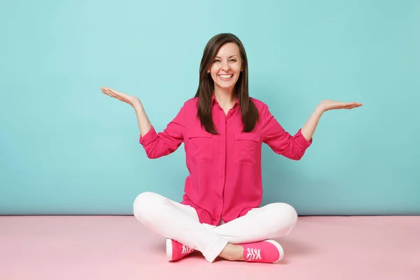 Retrato de larga duración de una joven sonriente en blusa de camisa rosa —  Fotos de Stock