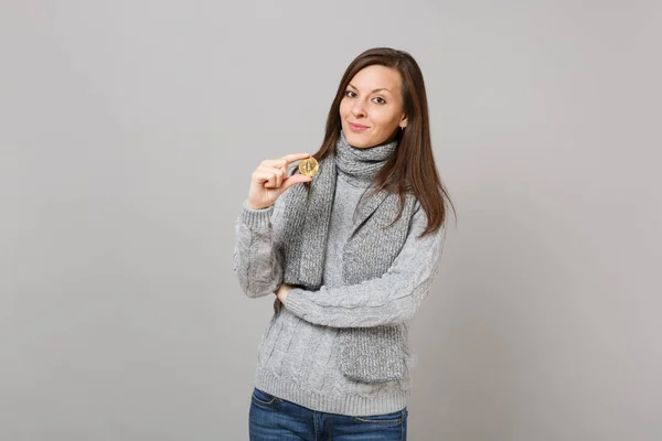 Hermosa mujer joven en suéter gris, bufanda celebrar futuro bitcoin —  Fotos de Stock