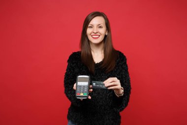 Siyah kürk kazak holding kablosuz modern gülümseyen genç kız 