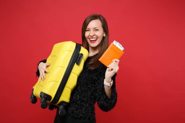 Genç kadın çantayı tutan siyah kürk süveterin içinde gülüyor, geçmek