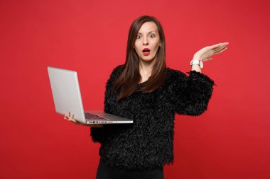 Şok genç kadın siyah kürk kazaklı tutun dizüstü pc bilgisayar