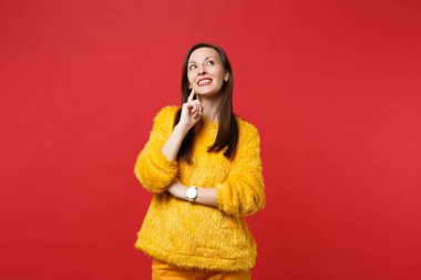 Dalgın dreamful genç kadın sarı kürk kazaklı pu kadar arıyorum