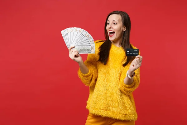 Aufgeregtes Mädchen hält den Mund weit offen und hält Kreditkarte in der Hand, — Stockfoto