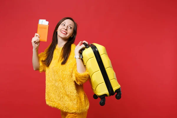 Гарненька молода жінка в жовтому светрі дивиться вбік, тримаючись — стокове фото