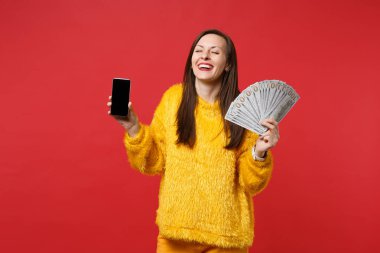 Neşeli kadın kapalı gözler ile hareket eden telefon ile boş boş tutun