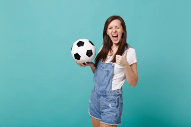 Yanıp sönen kadın futbol fan neşelen destek favori takım ile 