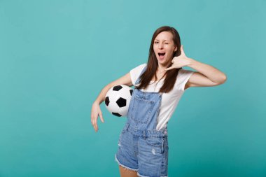 Yanıp sönen kadın futbol fan neşelen destek favori takım ile 