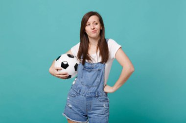 Karışık memnun genç kadın futbol fan favori te destek