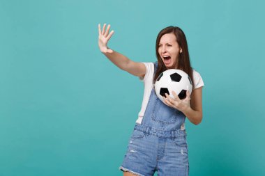 Çığlık atan kız futbol fan destek favori takım ile ağlamaya böylece