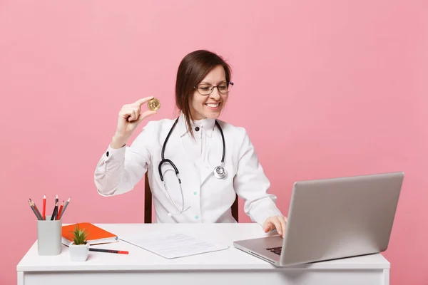 Жінка-лікар за столом працює на комп'ютері з медичним лікарем — стокове фото