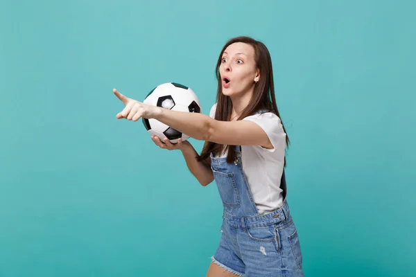 Удивительная девушка-футбольный болельщик болеет за любимую команду с соком — стоковое фото