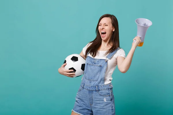 Overjoyed urlando giovane donna tifoso di calcio supporto te preferito — Foto Stock