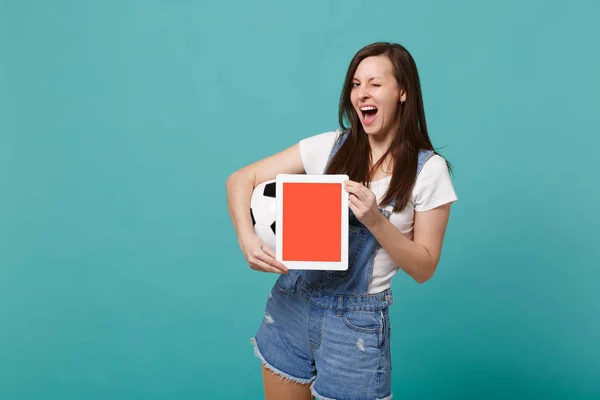 サッカー ボール、タブレット pc コンピューターを保持点滅の女性フットボールのファン — ストック写真