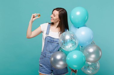 Genç ve güzel kadın bitcoin, gelecekteki para birimi el arıyorum, 