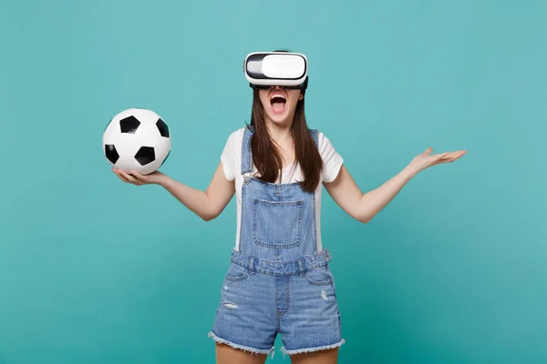 Mujer gritando ventilador de fútbol en auriculares sosteniendo pelota de fútbol, spr —  Fotos de Stock