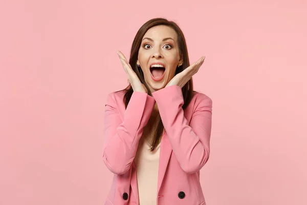 Retrato de mujer joven excitada en chaqueta manteniendo la boca ancha ope — Foto de Stock