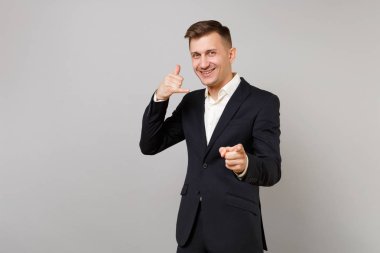 Çekici genç iş adamı gibi telefon jest yapıyor çağrı diyor