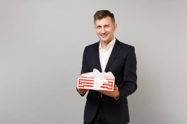 Genç gülümseyen iş adamı tutan Kırmızı elbiseli mevcut b çizgili