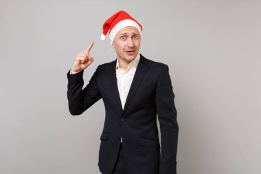Genç iş adamı işaret parmağı Noel'de ha şaşkın
