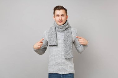 Yakışıklı genç gri süveterli işaret parmakları işaret eşarp