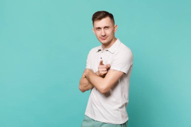 Kendine güvenen genç adam rahat kıyafetler el ele tutuşarak çarpı işareti, POI