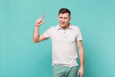 El gösteren s şaşkın genç adam rahat giysiler