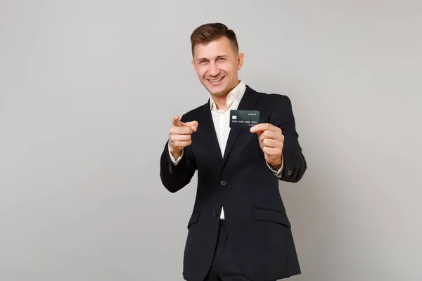 Привлекательный молодой бизнесмен в классическом черном костюме, указывающий пальцем — стоковое фото