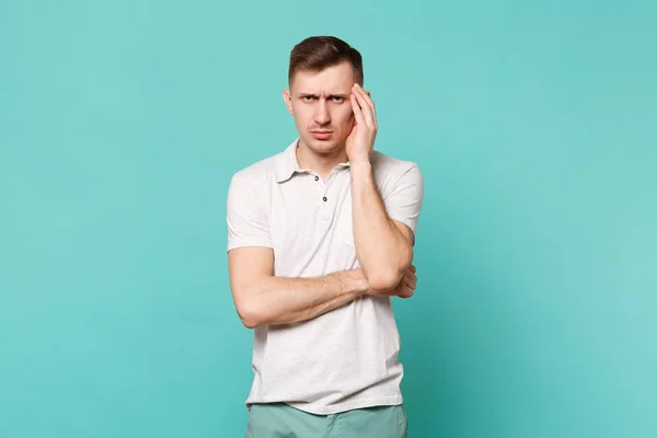 Trött förlägen ung man i casual kläder att ha huvudvärk, — Stockfoto
