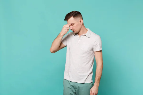 Retrato de hombre joven en ropa casual con la cabeza bajada puttin — Foto de Stock