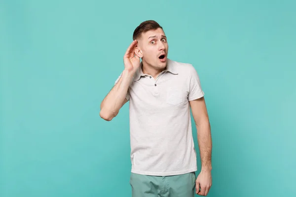 Porträtt av chockad ung man i casual kläder tjuvlyssna med h — Stockfoto