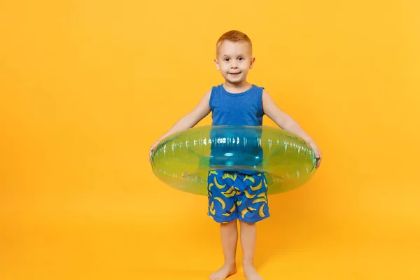 Niño de 3-4 años en playa azul ropa de verano mantenga inflatab — Foto de Stock