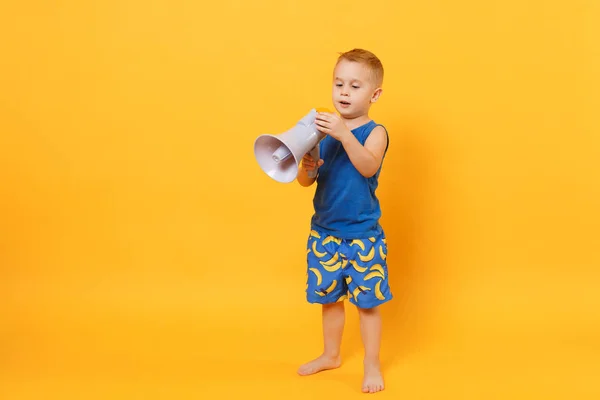 Kid boy 3-4 anos na praia azul roupas de verão segurar falar em — Fotografia de Stock