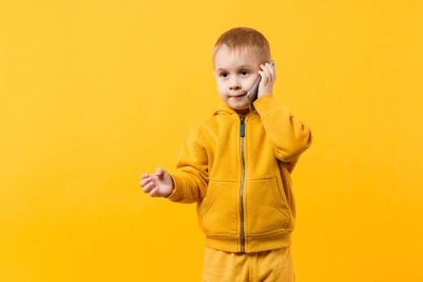 Küçük serin çocuk çocuk 3-4 yaşında sarı giysili m konuşuyor