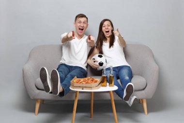 Heyecanlı çift kadın adam futbol taraftarları destek kadar tezahürat