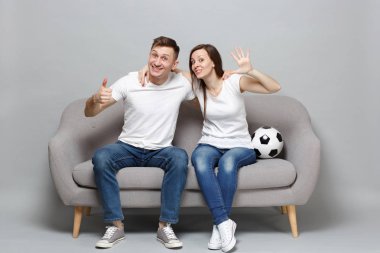 Eğlenceli çift kadın adam futbol taraftarları destek favori çay tezahürat
