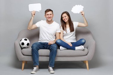 Gülümseyen iki kadın adam futbol taraftarları destek favori tezahürat