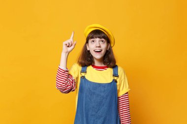 Heyecanlı kız genç bere, denim sundress holding Fransız