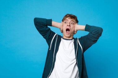 Portre rahat kıyafetler arıyorum bana yardımcı olanvarmı genç adam çığlık şok