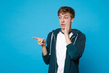 Rahat kıyafetler el koyarak çapraşık tiksinti genç adam 