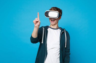 Neşeli genç adam kulaklık touch itme gibi bir şey arıyorum 