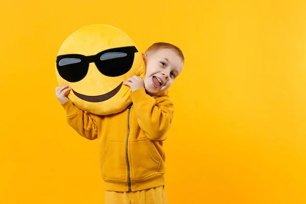 Mały chłopiec cute kid 3-4 lat, które sobie ubrania żółty izolować — Zdjęcie stockowe