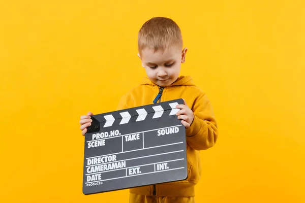 Petit garçon 3-4 ans en vêtements jaunes isolé sur orang — Photo