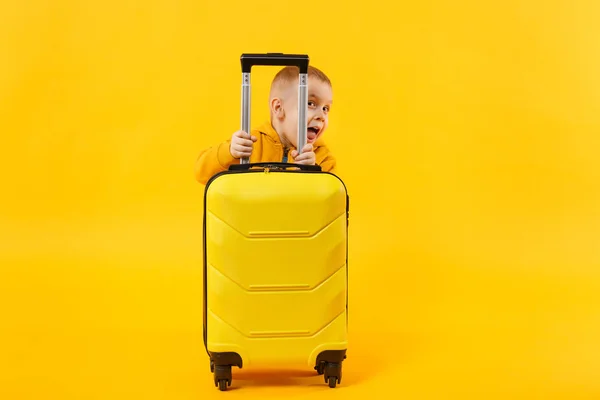 Pequeno viajante turístico garoto menino 3-4 anos de idade isolado em amarelo — Fotografia de Stock